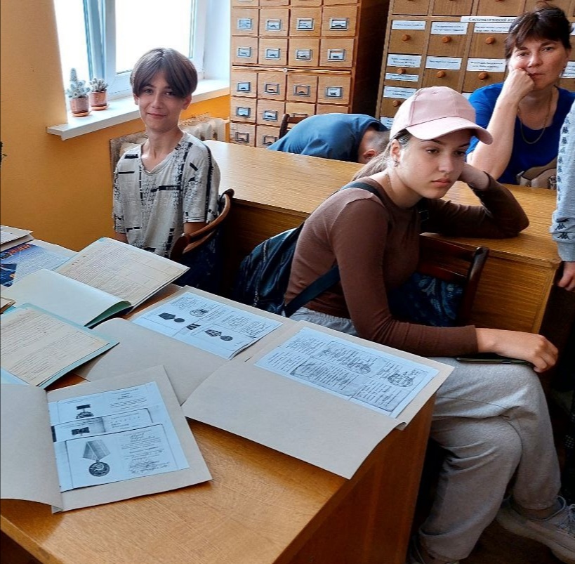 Представление школьникам архивных документов.jpg Представление школьникам архивных документов.jpg