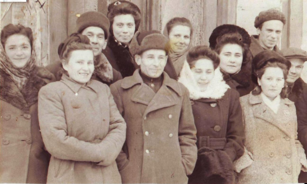 2 фото Дьяченко и архивисты. 1947 год.jpg