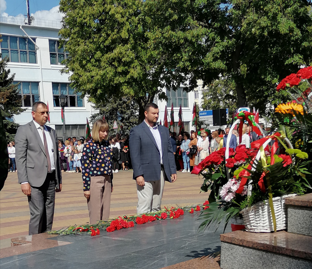 Возложение цветов заведующим отделом Зарубай С.В. и руководителями организаций Кобрина в сквере Морозова.jpg