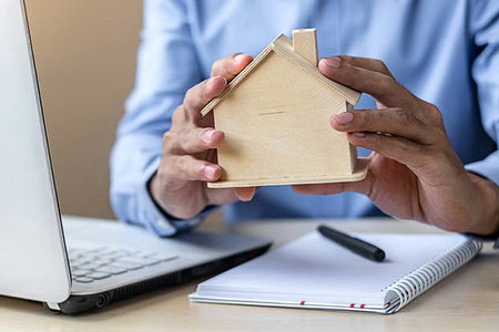 Работник ОДО «Недвижимость линия закона», оказывавший риэлтерские услуги незаконными методами, лишен права осуществлять указанную деятельность