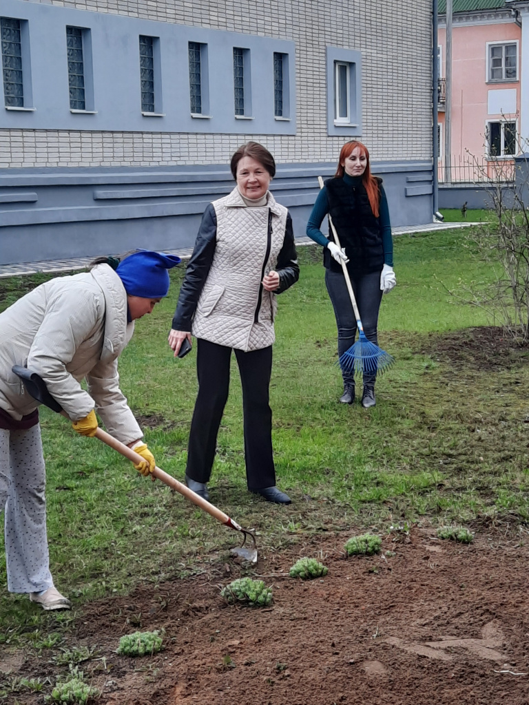 Шершень О.И., директор архива (в центре) с работниками архива на уборке территории.jpg