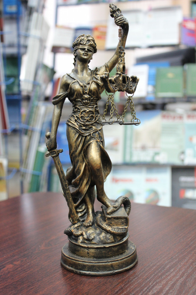 фемида статуэтка.jpg